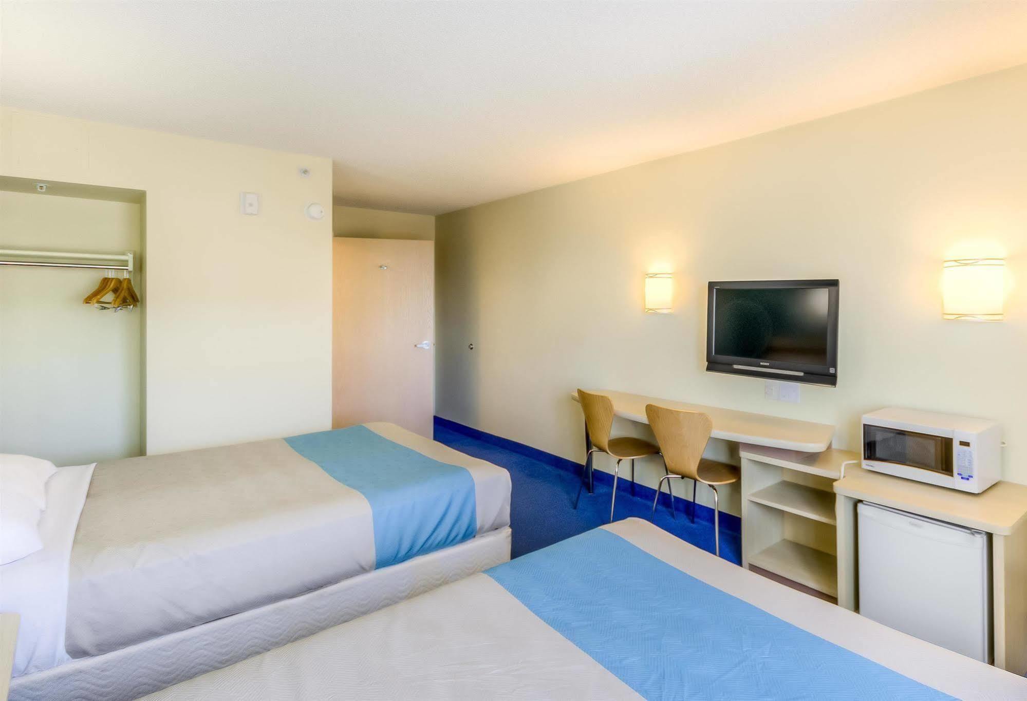 Motel 6-Estevan, SK Buitenkant foto